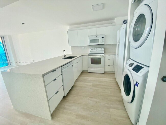 Building Photo - 1450 Brickell Bay Dr