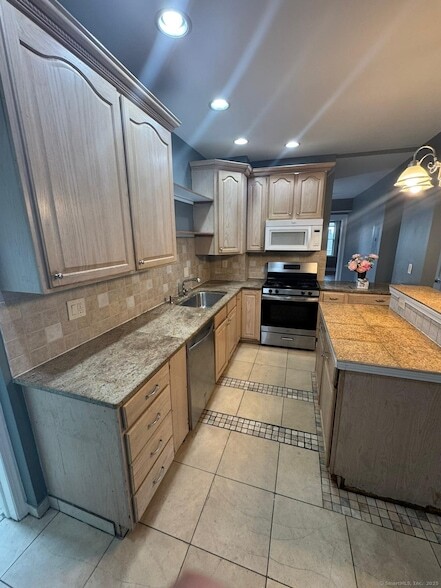 Primary Photo - 220 Sheridan St