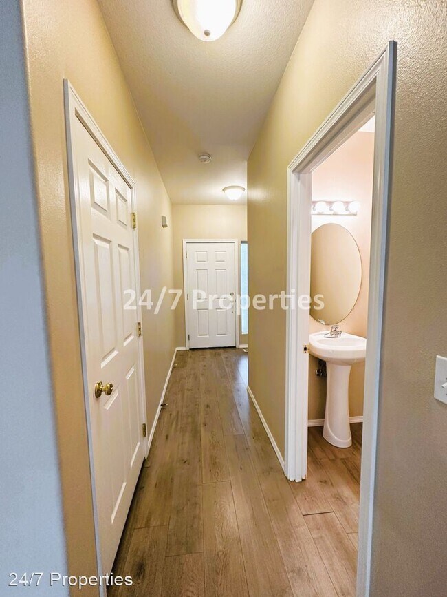 Building Photo - 2 br, 2.5 bath House - 4556 SE Olivewood St