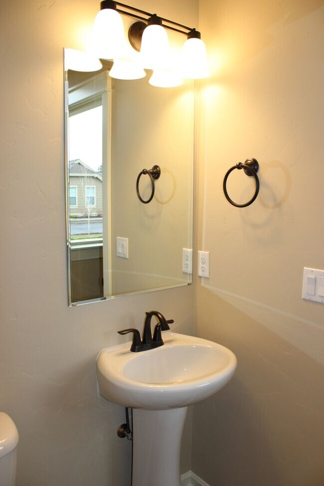 Building Photo - Beautiful Parkland Townhome in SW Redmond