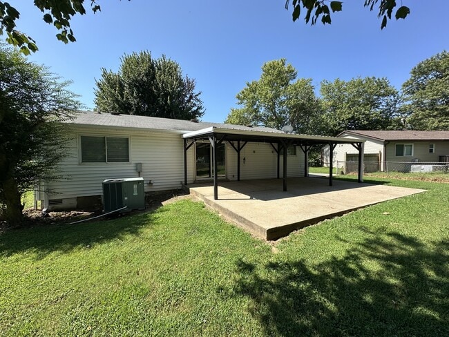 Building Photo - 116 SE Springdale Dr