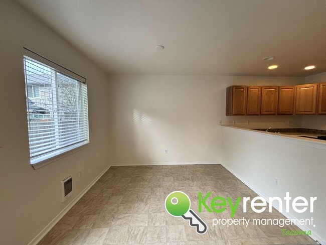 Foto del edificio - Modern 3 Bedroom 2.5 Bathroom Tacoma Duplex Near Shopping, Parks and Freeways