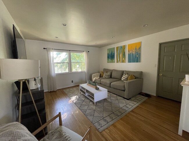 Foto del edificio - 5866 Bowcroft St