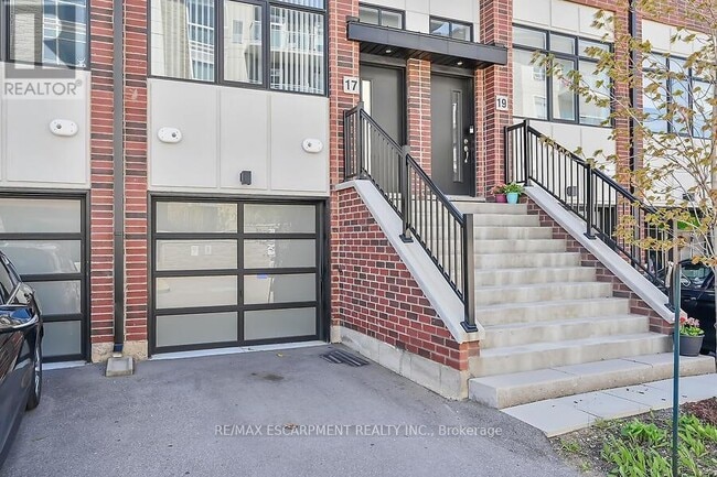 Building Photo - 17 Markle Cres
