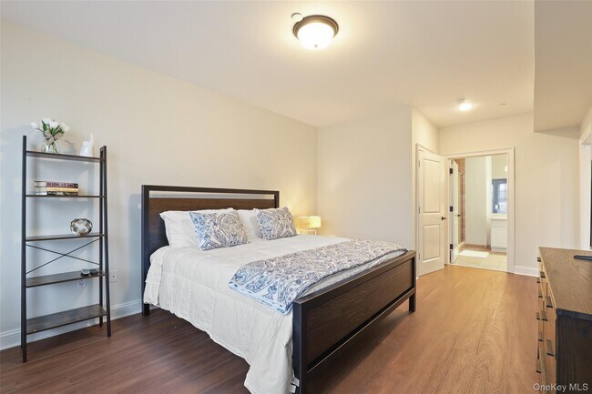 Building Photo - 10 School St