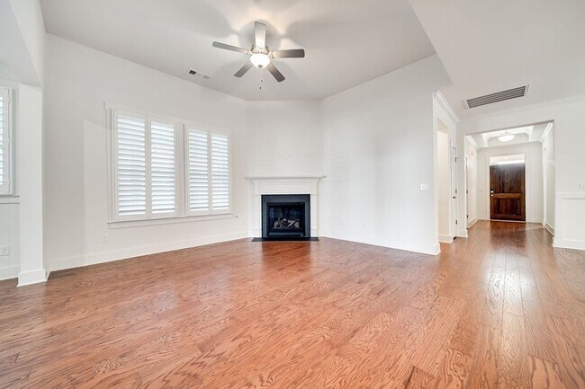 Building Photo - 279 Tanglewood Ln