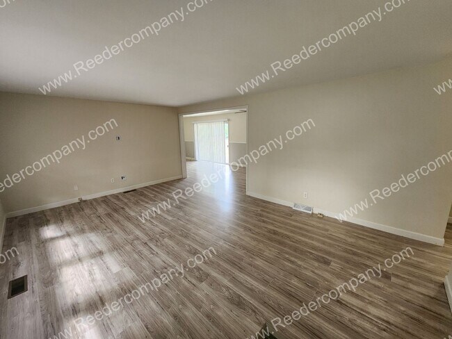 Foto del edificio - Spacious 3 bedroom 2 bathroom house