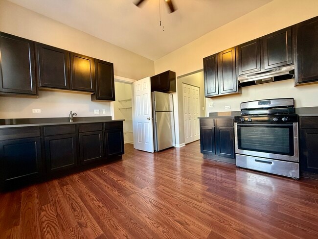 Foto del edificio - 3235 S Racine Ave