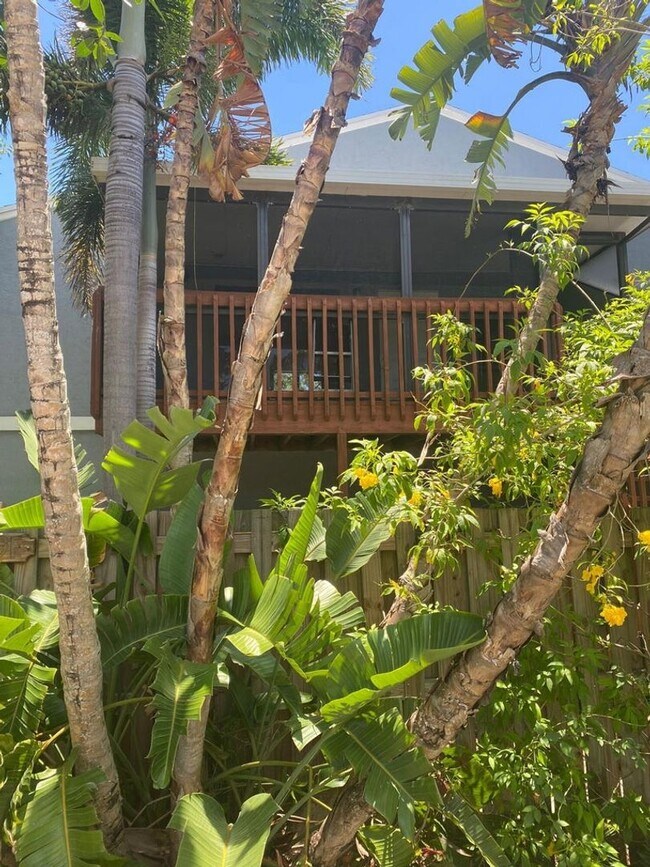 Building Photo - Great 2 bedroom 2 bath condo with screened...