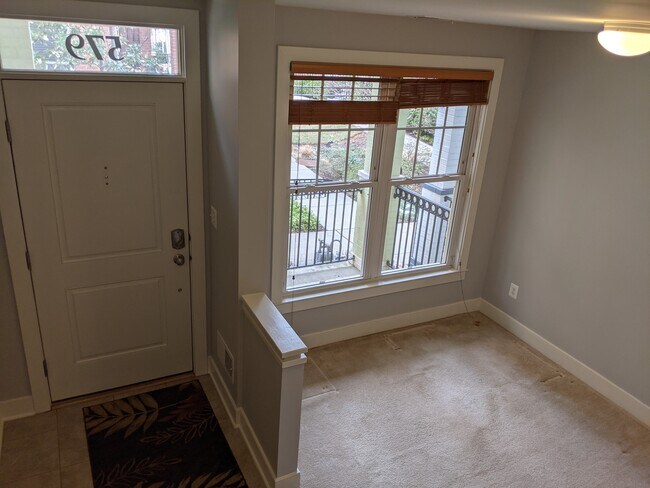 Ground Floor - 579 Regent Pl NE