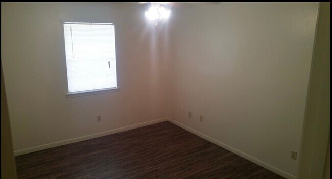 Building Photo - 713 San Saba Dr