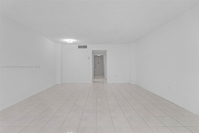 Foto del edificio - 905 Brickell Bay Dr