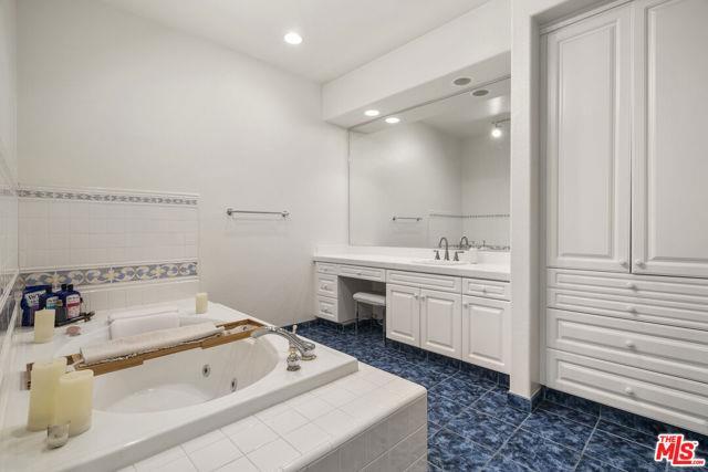 Primary Photo - 646 Palisades Dr