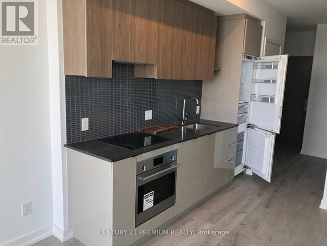 Building Photo - 161-4161 Roehampton Ave
