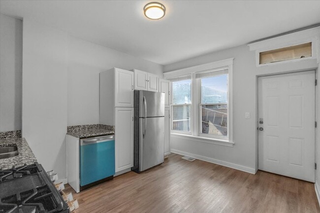 Foto del edificio - 3649 W Montrose Ave