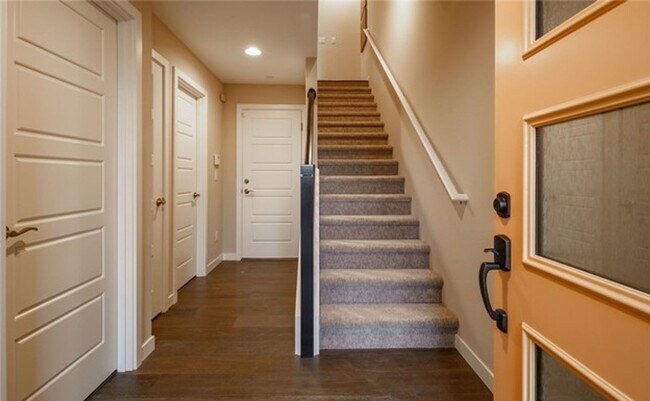 Foto del edificio - Modern New Fully Air Conditioned 3 bedroom...