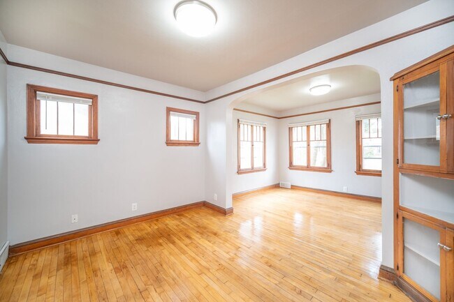 Building Photo - Welcome Home to this 5 Bedroom Single Fami...