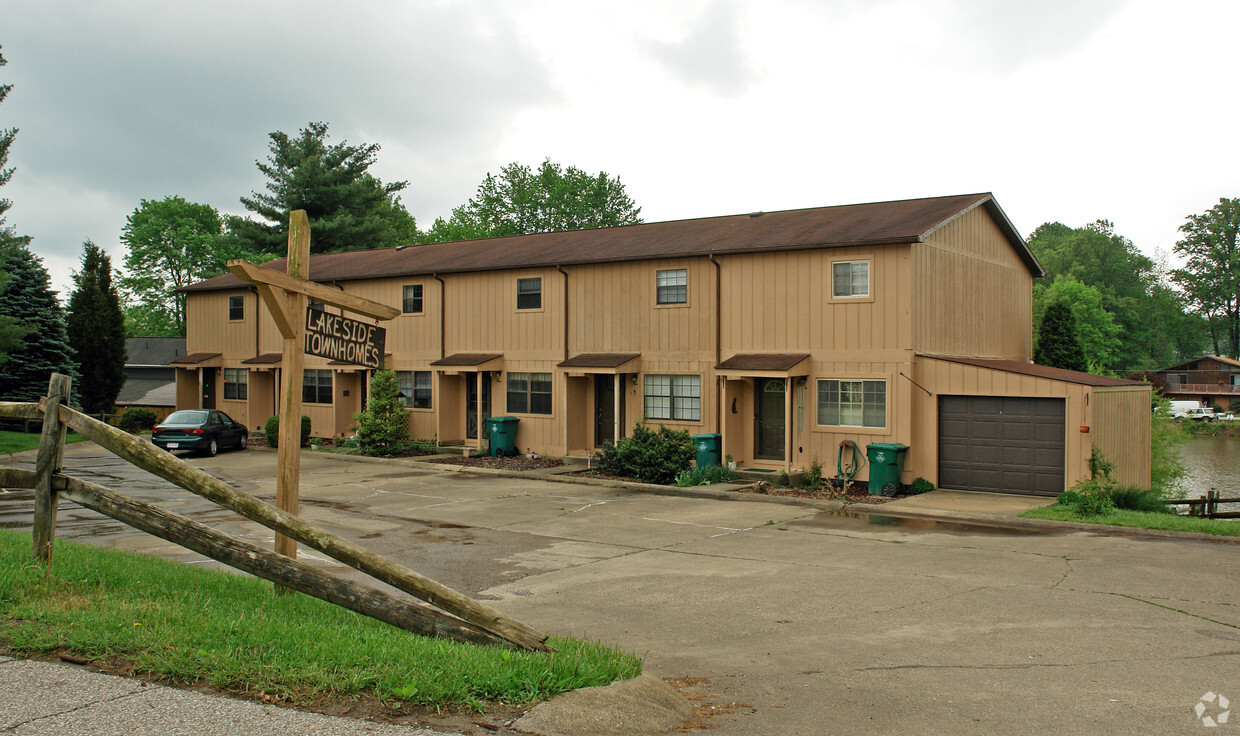 Lakeside Townhomes Apartments in Hurricane, WV