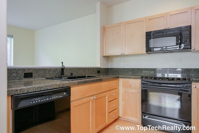 Building Photo - Fabulous 3 BD* 2.5 BA In Popular Arbor Reserve Townhome Community! **Minutes From Tanasbourne Sho...