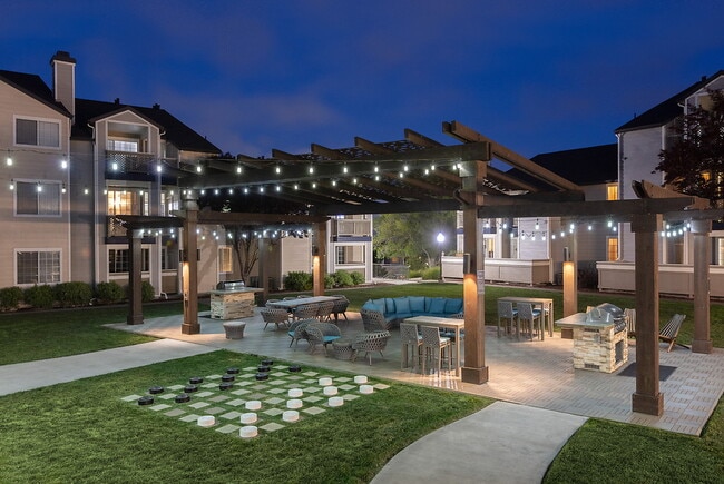 Building Photo - Crow Canyon