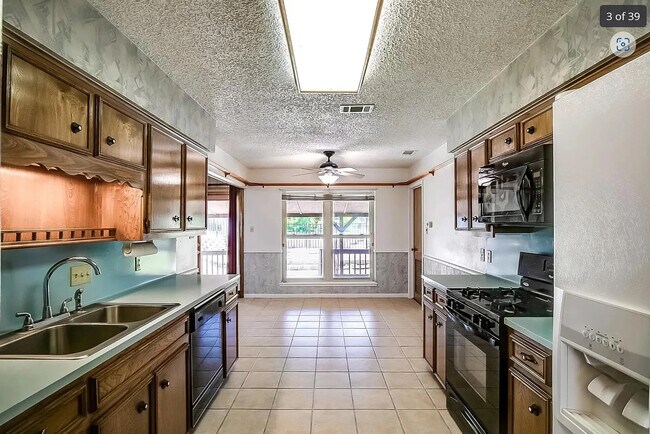 Foto del edificio - Room in House on Magic Hill Dr