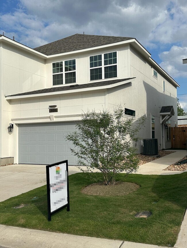 Building Photo - 931 Beebrush Ln