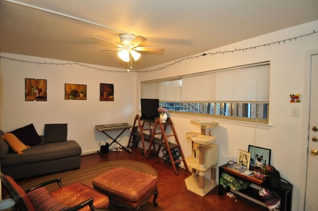Building Photo - Wonderful 1 bedroom condo located at a wal...