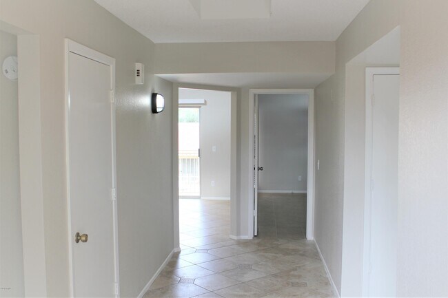 Building Photo - 220 N 22nd Pl