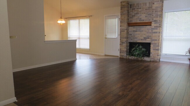 Building Photo - 5839 Spring Valley