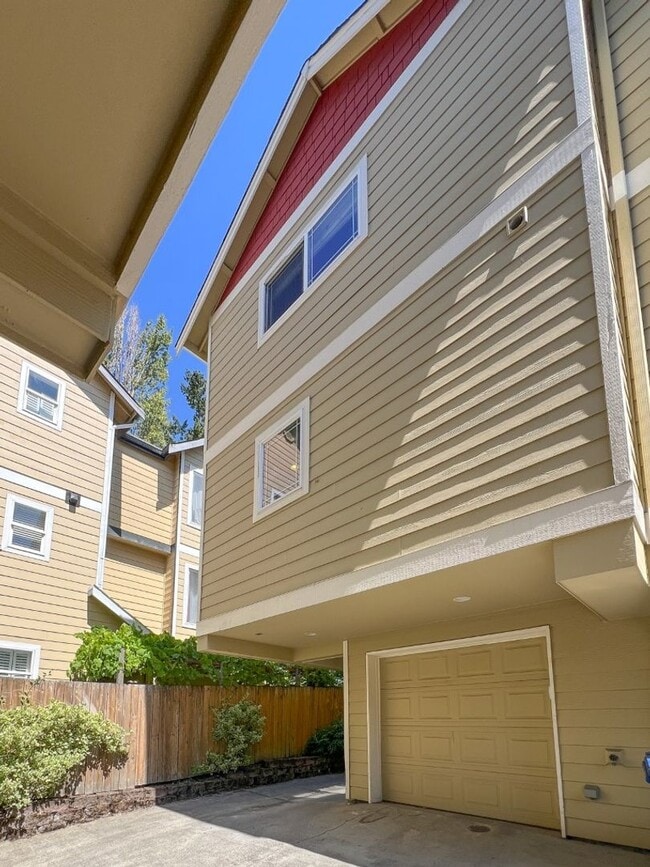 Building Photo - 2Bd/3Ba Seattle Townhouse