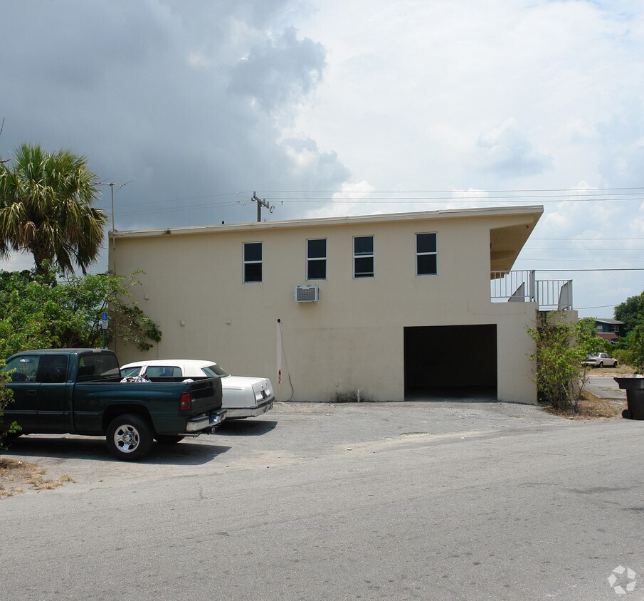 Building Photo - 720 NW 22nd Rd