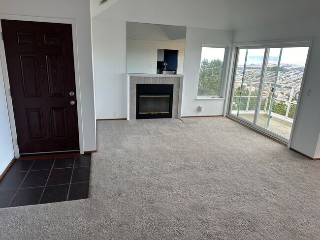Foto del edificio - Amazing 2BR/2BA Townhome w/ Parking, In-Un...