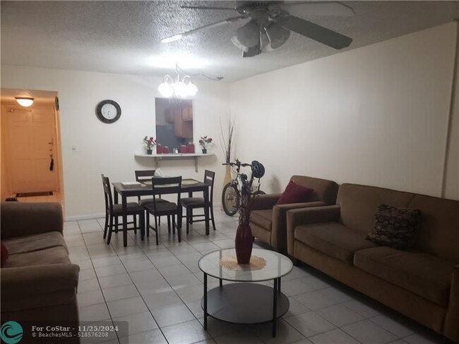 Foto del edificio - 8141 SW 24th Ct