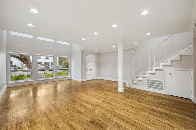 Building Photo - 8978 Chatsworth Dr