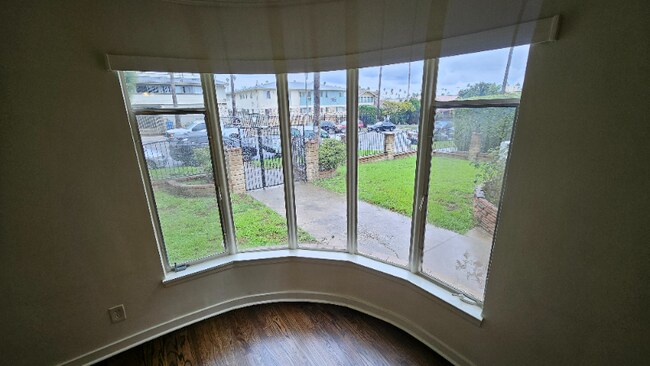 Foto del edificio - 1629 N Hobart Blvd