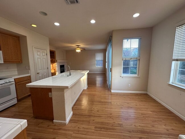 Building Photo - Gorgeous 5 Bedroom, 3 Bath in Brentwood
