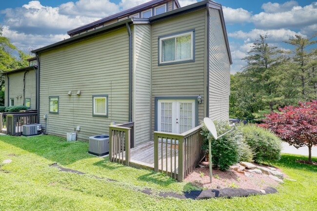 Building Photo - 215 Summit Ridge Dr