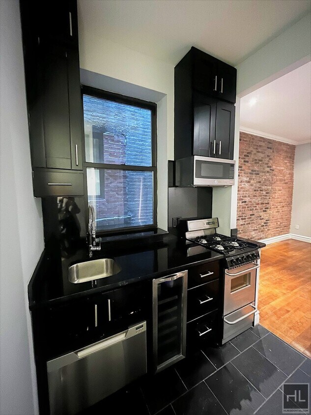 Building Photo - 10TH AVE.