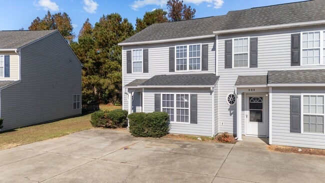 Building Photo - Charming 3-Bed 3.5-Bath Near Campbell University