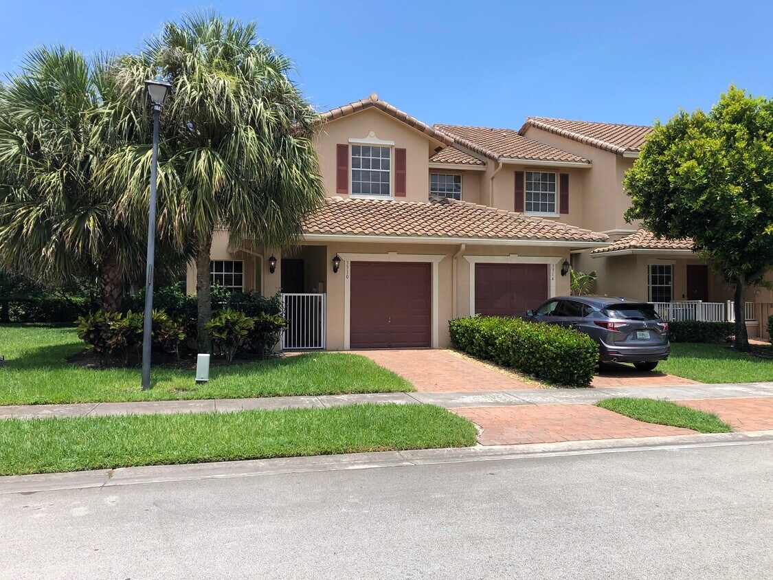 3310 Lakeside Dr, Davie, FL 33328 Townhome Rentals in Davie FL