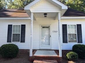 Building Photo - 1203 Stoneridge Ln