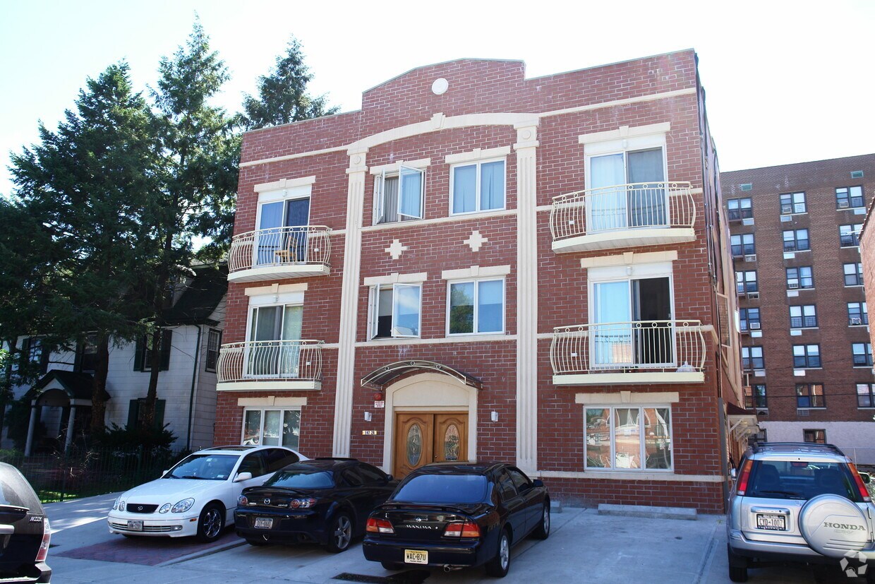 Building Photo - 14726 Barclay Ave