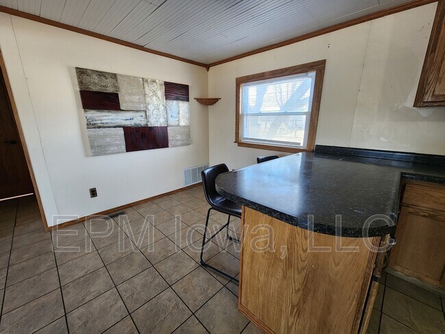 Building Photo - 700 W Ridgeway Ave