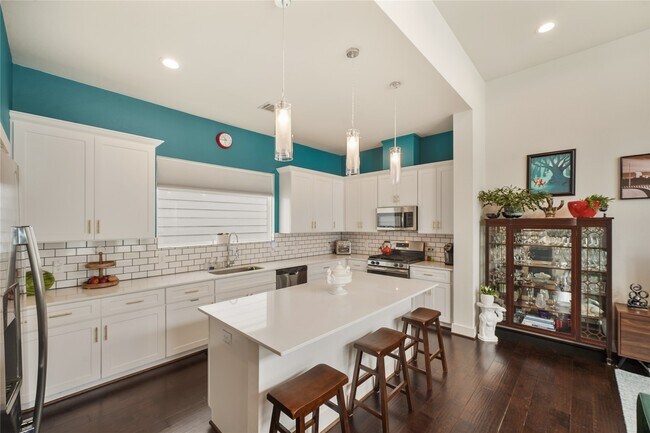 Foto del edificio - 2210 Lou Ellen Ln