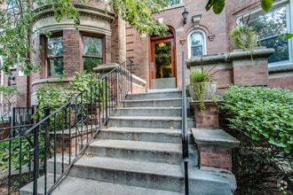 Building Photo - 4055 N Sheridan Rd