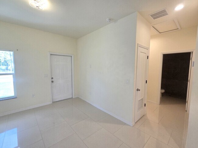 Foto del edificio - Cozy Two Bedroom, one bath house-Newer Con...