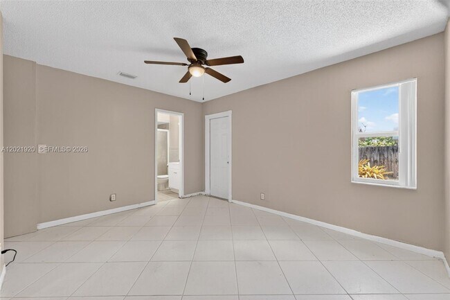Foto del edificio - 11135 NW 25th Ct
