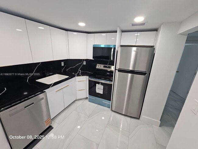 Building Photo - 500 Bayview Dr