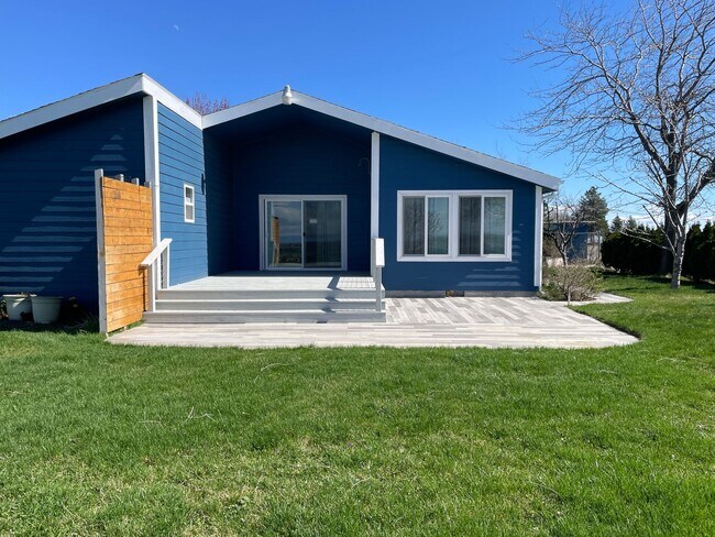 Building Photo - Sweeping Views of Cascade Valley