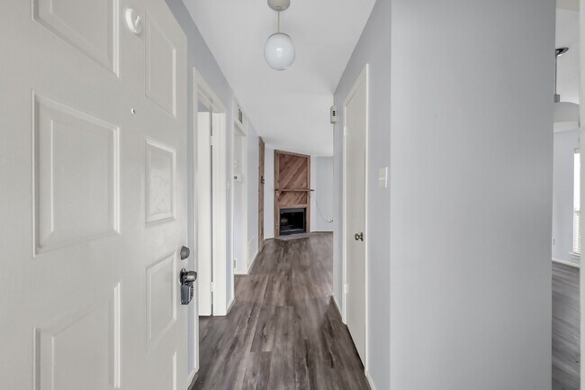 Building Photo - 83 Marabou Pl